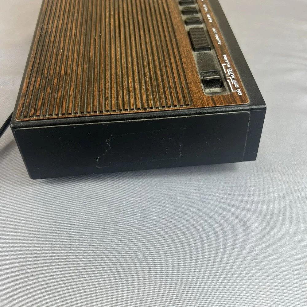 Vintage Spartus AM/FM Alarm Clock Radio Model 0107-61 Tested Working